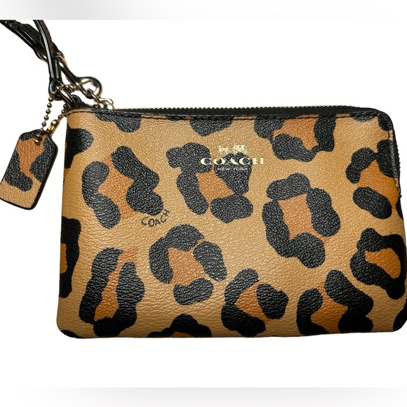 Authentic Leopard Coach Wristlet 🐆🖤 - Picture 2 of 4